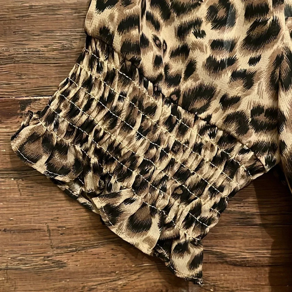 Superdown Lexi Smocked Crop Top in Leopard Size S - Picture 5 of 7